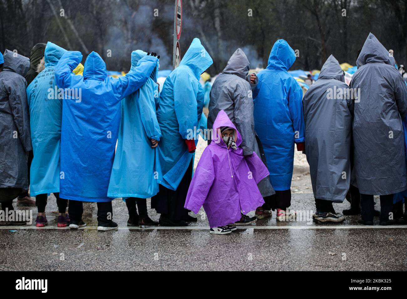 Un enfant réfugié attend en file d'attente l'aide des organisations turques de secours dans le camp de Pazarkule, à la frontière turco-grecque, le 15 mars 2020 (photo de Belal Khaled/NurPhoto) Banque D'Images