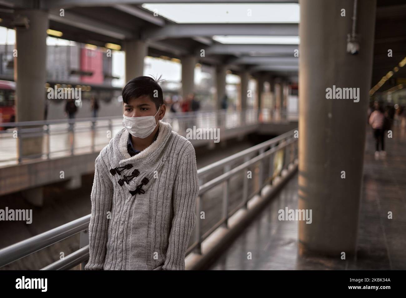 Un homme portant un masque médical par mesure de précaution contre le coronavirus (Covid-19) marche dans les transports publics 'Transmilenio' pendant l'expansion du virus, sur 15 mars 2020 à Bogota, Colombie. Au moins, le gouvernement a diagnostiqué 45 cas de personnes infectées en Colombie. (Photo de Diego Cuevas/NurPhoto) Banque D'Images