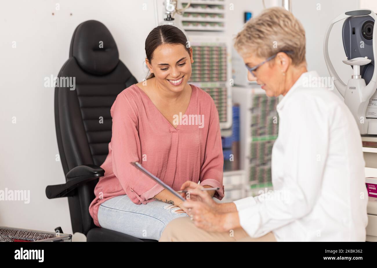 Soins de santé, de la vision et du médecin écrivant le papier d'assurance pour le patient dans le bureau d'optométrie pour les soins oculaires. Santé oculaire, liste de contrôle et rapport médical ou test Banque D'Images