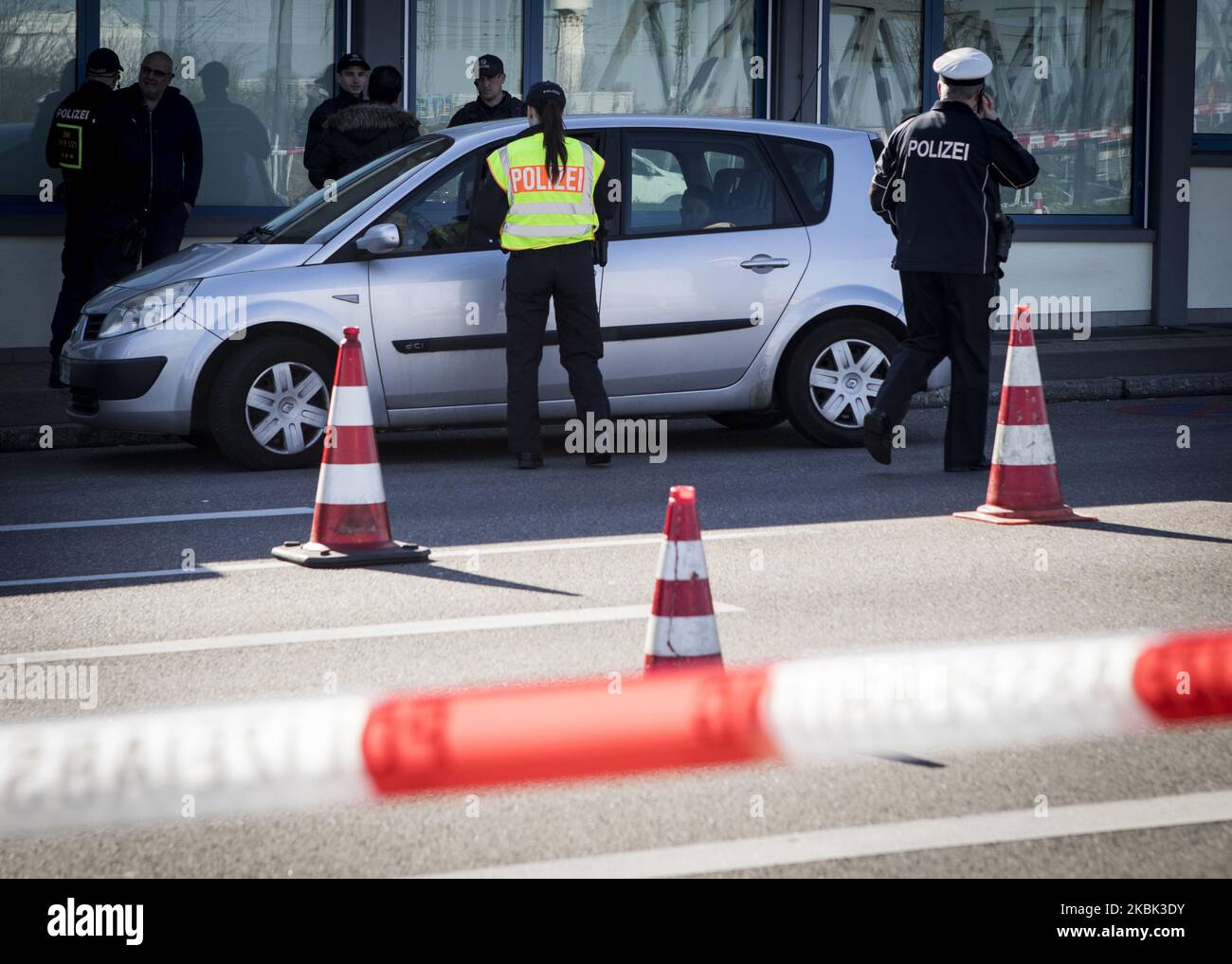 Un policier contrôle un automobiliste à la frontière franco-allemande entre Kehl et Strasbourg, sur 16 mars 2020 à Kehl. L'Allemagne a rétabli les contrôles aux frontières avec la France, l'Autriche, la Suisse, le Luxembourg et le Danemark en provenance de 16 mars 2020 en raison de la crise du coronavirus, a déclaré le ministre de l'intérieur Horst Seehofer la veille. (Photo par Elyxandro Cegarra/NurPhoto) Banque D'Images