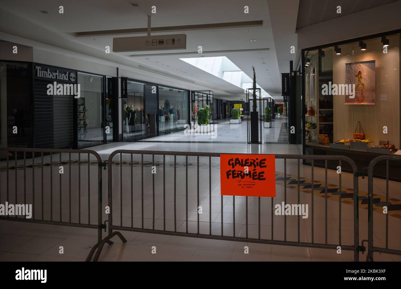 Les entreprises et restaurants non alimentaires ont fermé leurs portes au centre commercial Atlantis de Saint-Herblain (France) afin de limiter le contact humain-humain afin de lutter contre la propagation du coronavirus / Covid-19, à Nantes, en France, sur 16 mars 2020. (Photo par Estelle Ruiz/NurPhoto) Banque D'Images