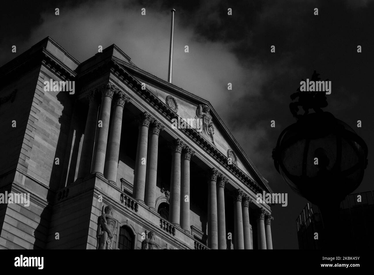 Donner un billet de banque Banque d'images noir et blanc - Alamy