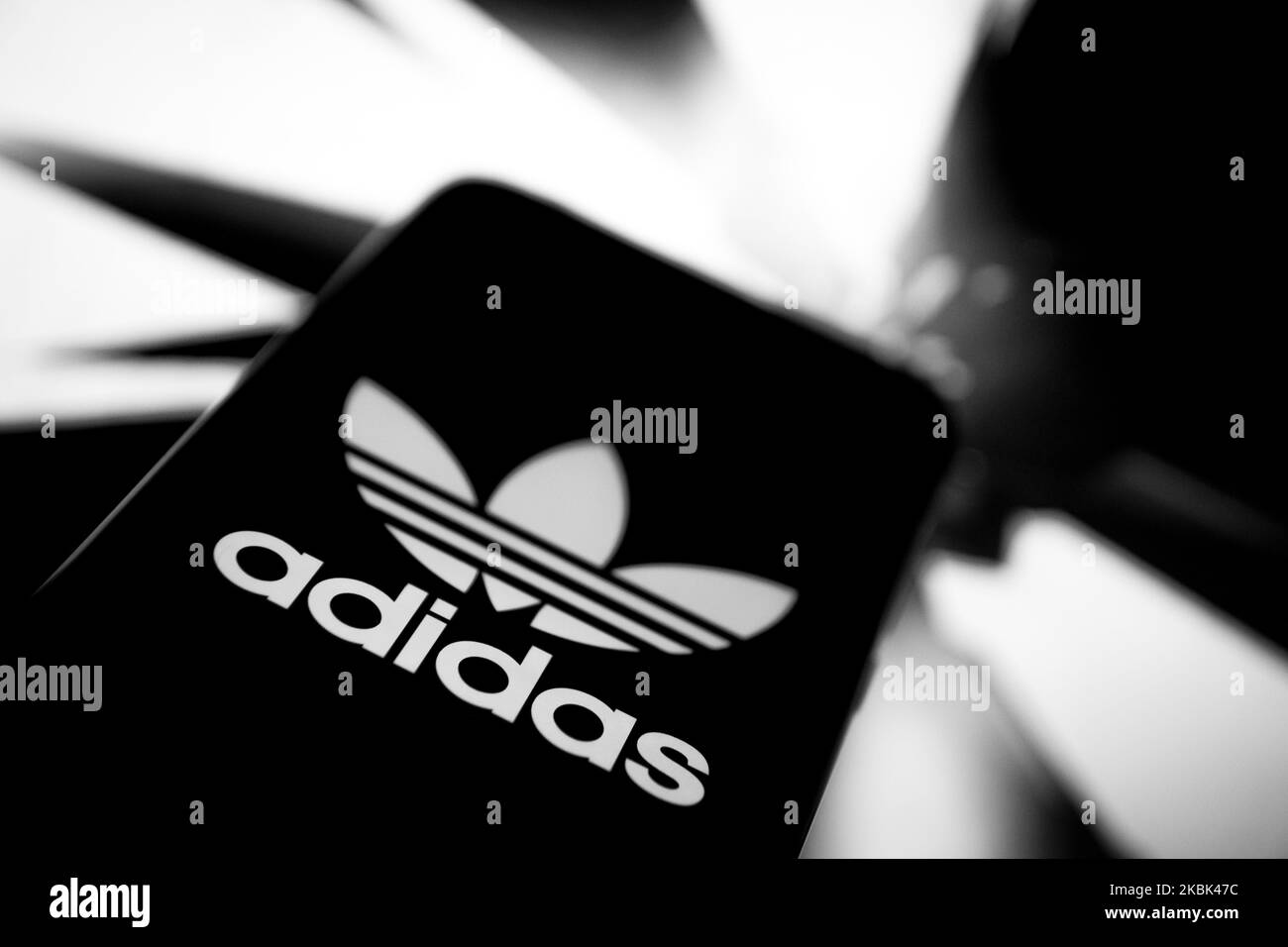 (NOTE DE L'ÉDITEUR : cette image a été convertie en noir et blanc.) Dans cette illustration, un logo Adidas est affiché sur un smartphone sur 16 mars 2020 à Athènes, en Grèce. (Photo de Nikolas Kokovovlis/NurPhoto) Banque D'Images
