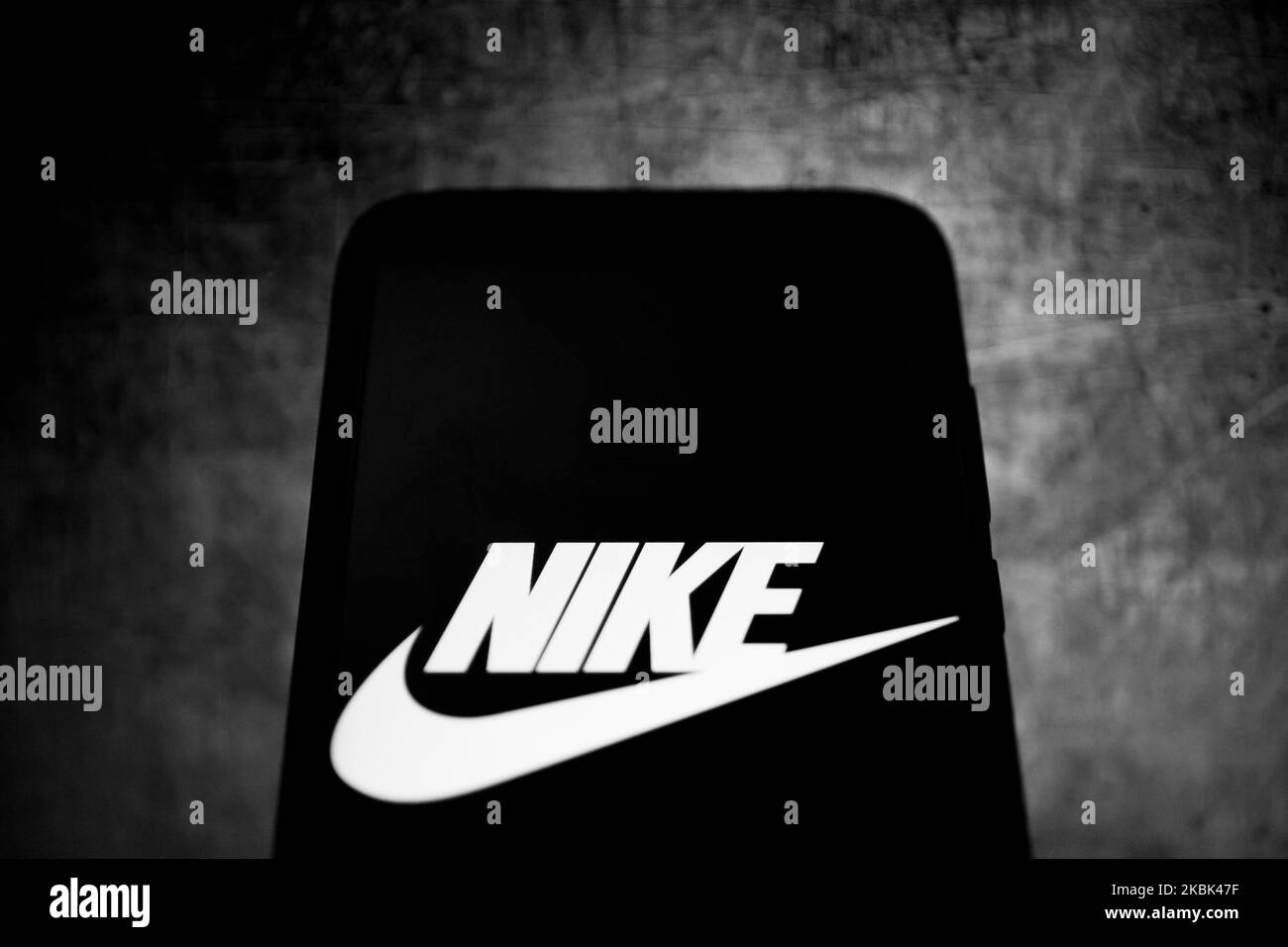 (NOTE DE L'ÉDITEUR : cette image a été convertie en noir et blanc.) Sur cette photo, un logo Nike est affiché sur un smartphone sur 16 mars 2020 à Athènes, en Grèce. (Photo de Nikolas Kokovovlis/NurPhoto) Banque D'Images
