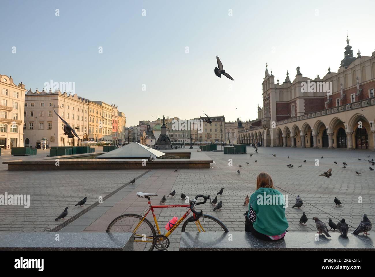 Un cycliste est assis sur une place du marché vide de Cracovie. Le ministère de la Santé a annoncé 44 nouveaux cas de coronavirus en Pologne, portant le nombre total à 221. Mardi, 17 mars 2020, à Cracovie, en Pologne. (Photo par Artur Widak/NurPhoto) Banque D'Images