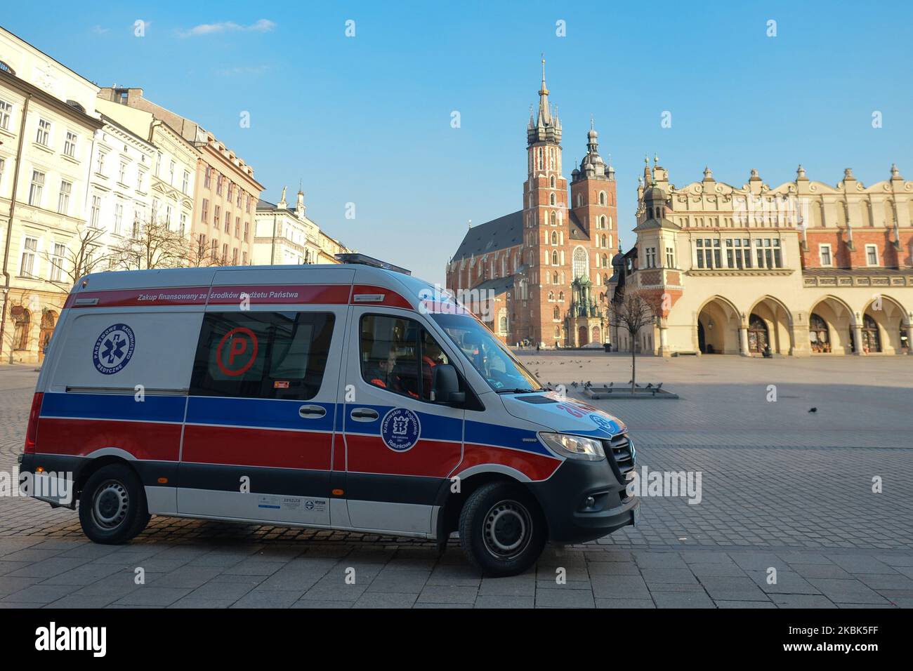 Vue sur une ambulance vue sur une place du marché vide de Cracovie. Le ministère de la Santé a annoncé 44 nouveaux cas de coronavirus en Pologne, portant le nombre total à 221. Mardi, 17 mars 2020, à Cracovie, en Pologne. (Photo par Artur Widak/NurPhoto) Banque D'Images