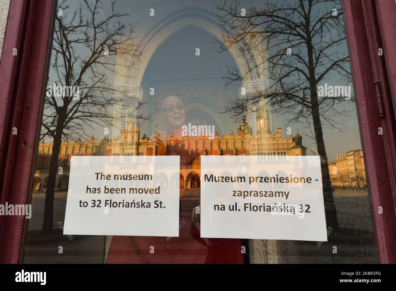 L'emplacement du musée de cire de Cracovie change d'avis vu sur une fenêtre. Le ministère de la Santé a annoncé 44 nouveaux cas de coronavirus en Pologne, portant le nombre total à 221. Mardi, 17 mars 2020, à Cracovie, en Pologne. (Photo par Artur Widak/NurPhoto) Banque D'Images
