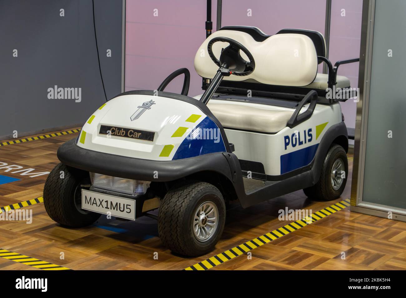 HELSINKI, FINLANDE, septembre 15 2022, Une voiture de golf est garée à l'aéroport pour être utilisée par la police Banque D'Images