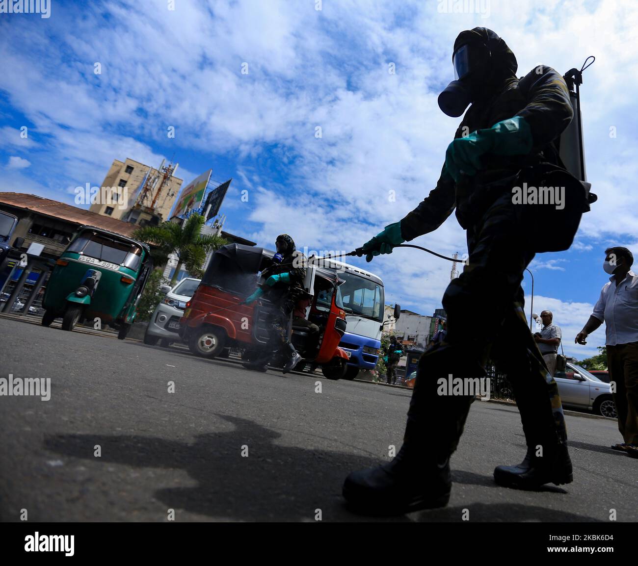 Des agents de la Force aérienne sri-lankaise vaporent du liquide désinfectant à la gare principale de fort à Colombo, au Sri Lanka, sur 18 mars 2020. Le Sri Lanka a 50 cas positifs pour le virus Covid-19 (Corona virus) jusqu'à présent, selon le Dr Anil Jasinghe, directeur général des services de santé du Sri Lanka. Le porte-parole de la police sri-lankaise a déclaré que le gouvernement sri-lankaise avait décidé d'imposer le couvre-feu de la police dans le district de Puttalam et dans la division de police de Kochchikade à Negombo le 18 mars 2020 pour freiner la propagation du virus Covid-19. (Photo de Thharaka Basnayaka/NurPhoto) Banque D'Images