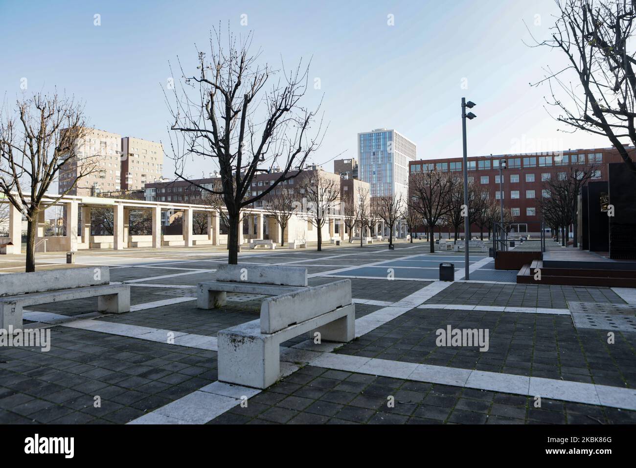 Une vue générale du quartier de Bicocca sur 19 mars 2020 à Milan, Italie. Le printemps fleurit dans les banlieues alors que le gouvernement italien continue à appliquer les mesures de confinement à l'échelle nationale pour contrôler la propagation de la COVID-19. (Photo par Mairo Cinquetti/NurPhoto) Banque D'Images