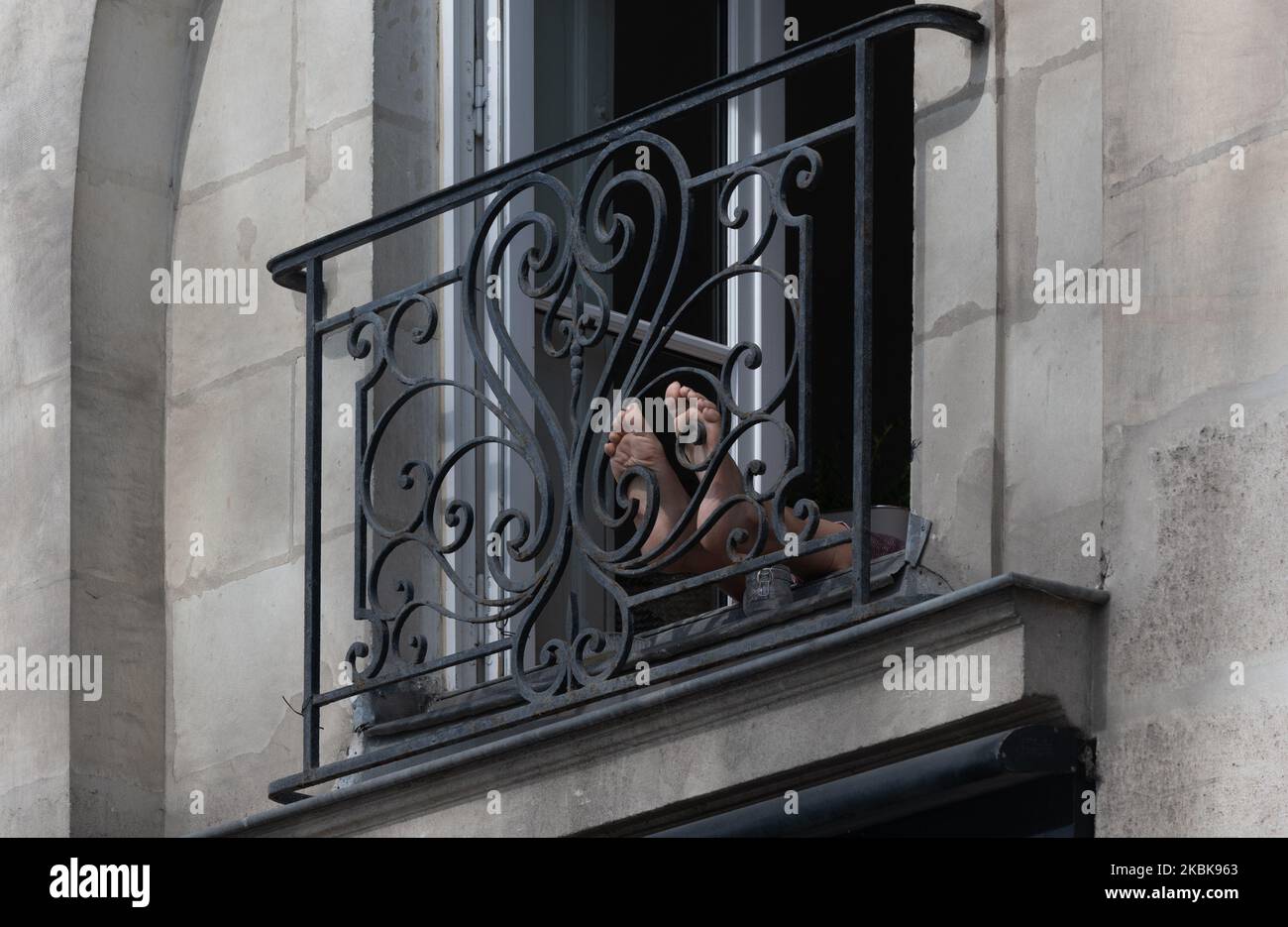 Personne confinée à sa maison profitant du soleil de sa fenêtre. Photo prise à Nantes, France sur 20 mars 2020. (Photo par Estelle Ruiz/NurPhoto) Banque D'Images