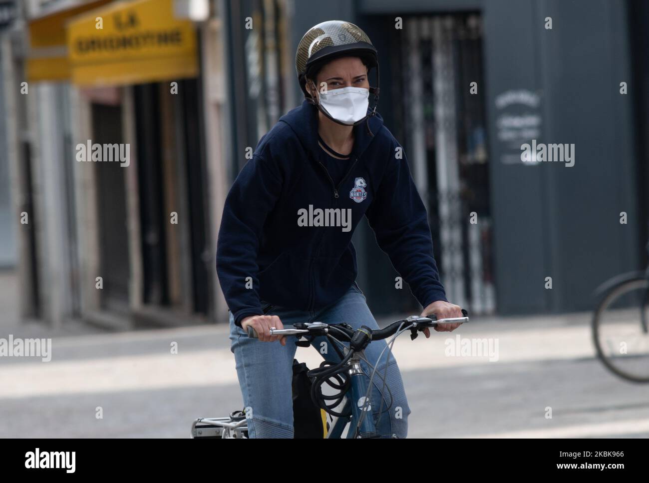 Femme portant un masque de protection FFP2 pour se protéger du coronavirus / Covid-19 dans les rues de Nantes, France sur 20 mars 2020, quatrième jour de confinement. (Photo par Estelle Ruiz/NurPhoto) Banque D'Images