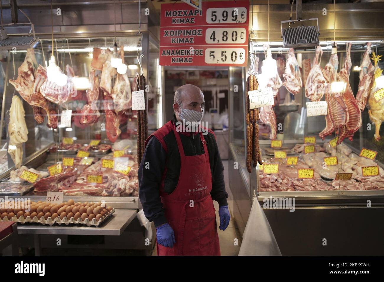 Un boucher avec un masque facial devant son magasin sur le marché de Kapani, à Thessalonique, le 20 mars 2020. La présence de la foule dans la ville de Thessalonique a diminué après l'annonce du gouvernement grec aux gens d'éliminer les sorties de leurs maisons, comme mesures visant à éliminer la propagation du coronavirus. (Photo par Achilleas Chiras/NurPhoto) Banque D'Images