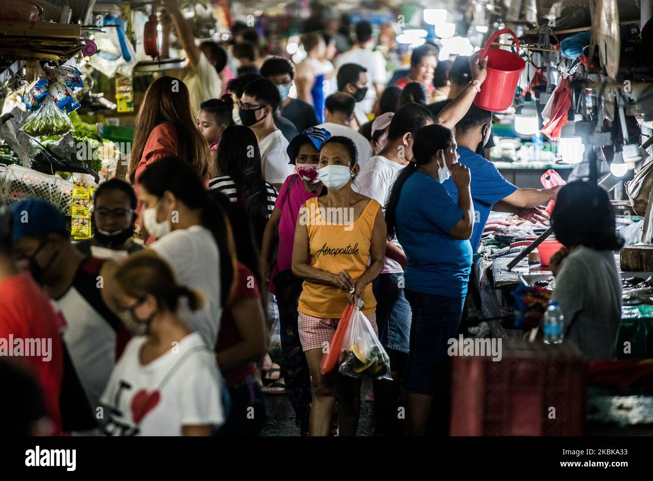 Les personnes qui portent principalement des masques protecteurs se ruent sur un marché, défiant les lignes directrices de distanciation sociale établies pour empêcher la propagation de COVID-19 à Quezon City, Philippines, sur 20 mars 2020. Dans le cadre de la "quarantaine communautaire renforcée" mise en œuvre sur l'île de Luzon, les classes, le travail et le transport de masse sont suspendus avec quelques exemptions.(photo de Lisa Marie David/NurPhoto) Banque D'Images