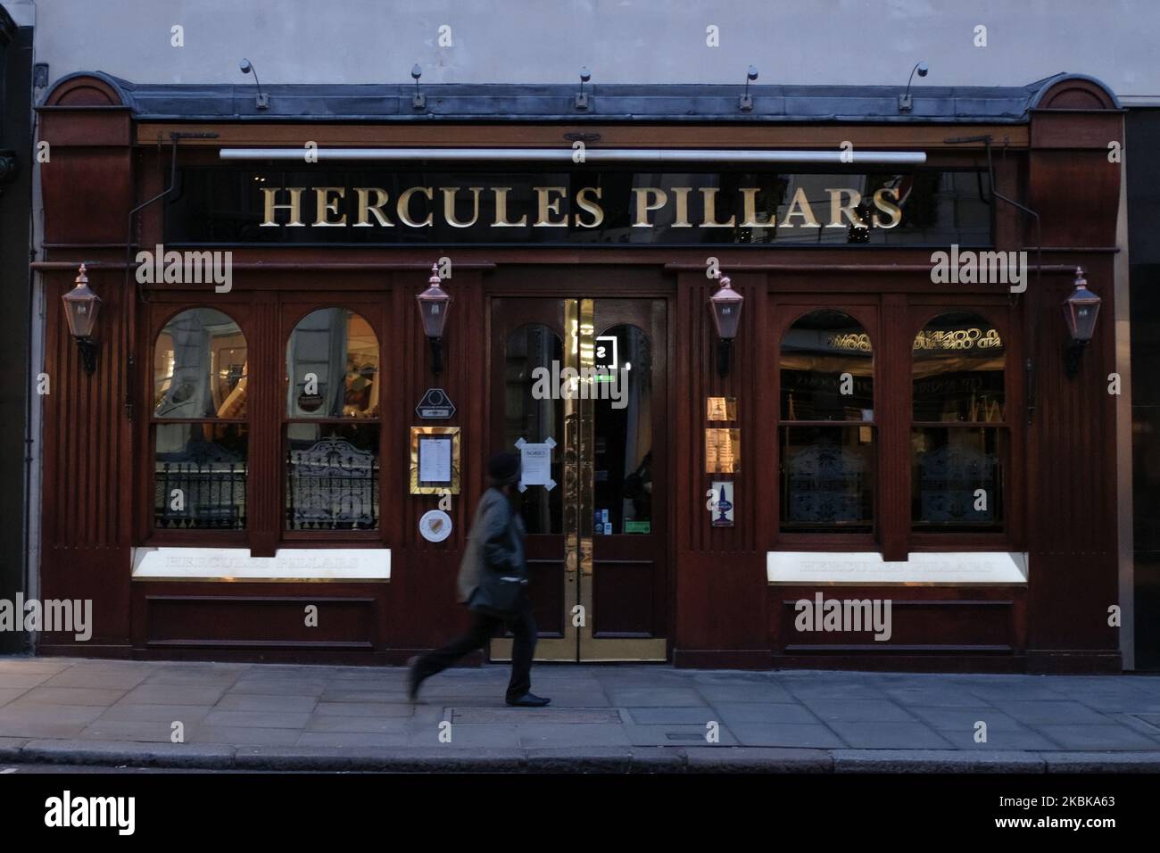 Vue générale sur un pub fermé dans la région de Covent Garden, sur 20 mars 2020 à Londres, Royaume-Uni. Le Premier ministre britannique Boris Johnson a annoncé que les bars, les pubs, les restaurants et les cafés du pays doivent fermer ce soir pour freiner la propagation du COVID-19, qui a tué plus de 100 personnes au Royaume-Uni. (Photo par Alberto Pezzali/NurPhoto) Banque D'Images