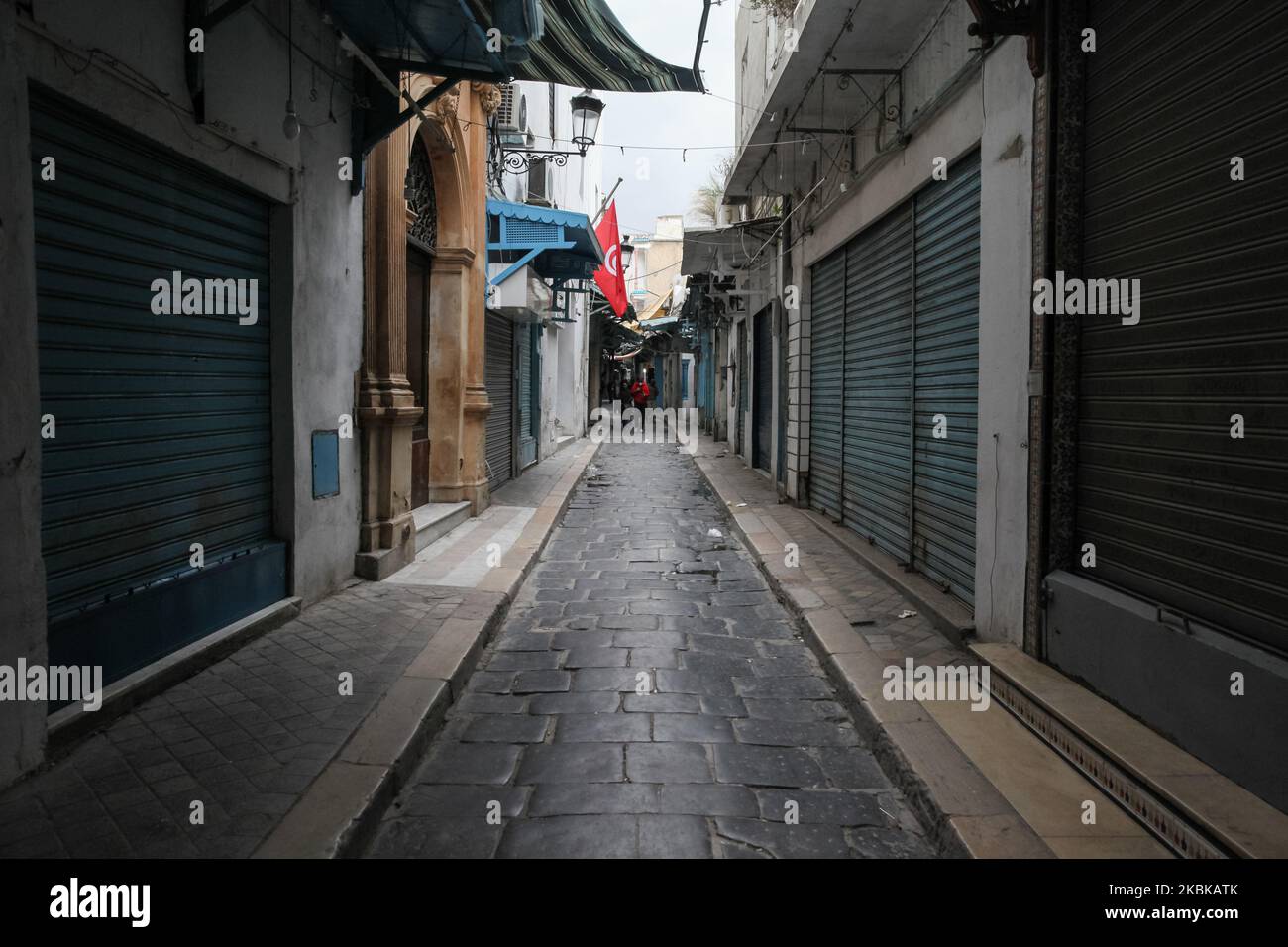 Les magasins de la vieille ville (Médina) de la capitale Tunis sont fermés et la rue est vide de personnes en raison du manque de touristes étrangers que le chef du gouvernement Eyes Fakhfakh a pris des mesures de fermeture des frontières aériennes et maritimes pour empêcher le coronavirus COVID-19. Quatre heures plus tard dans la journée, de 6pm à 6am, un couvre-feu quotidien décrété par le Président tunisien, Kais Saied, pour ralentir la propagation du coronavirus COVID-19, commencera en Tunisie sur 18 mars 2020. (Photo de Chedly Ben Ibrahim/NurPhoto) Banque D'Images