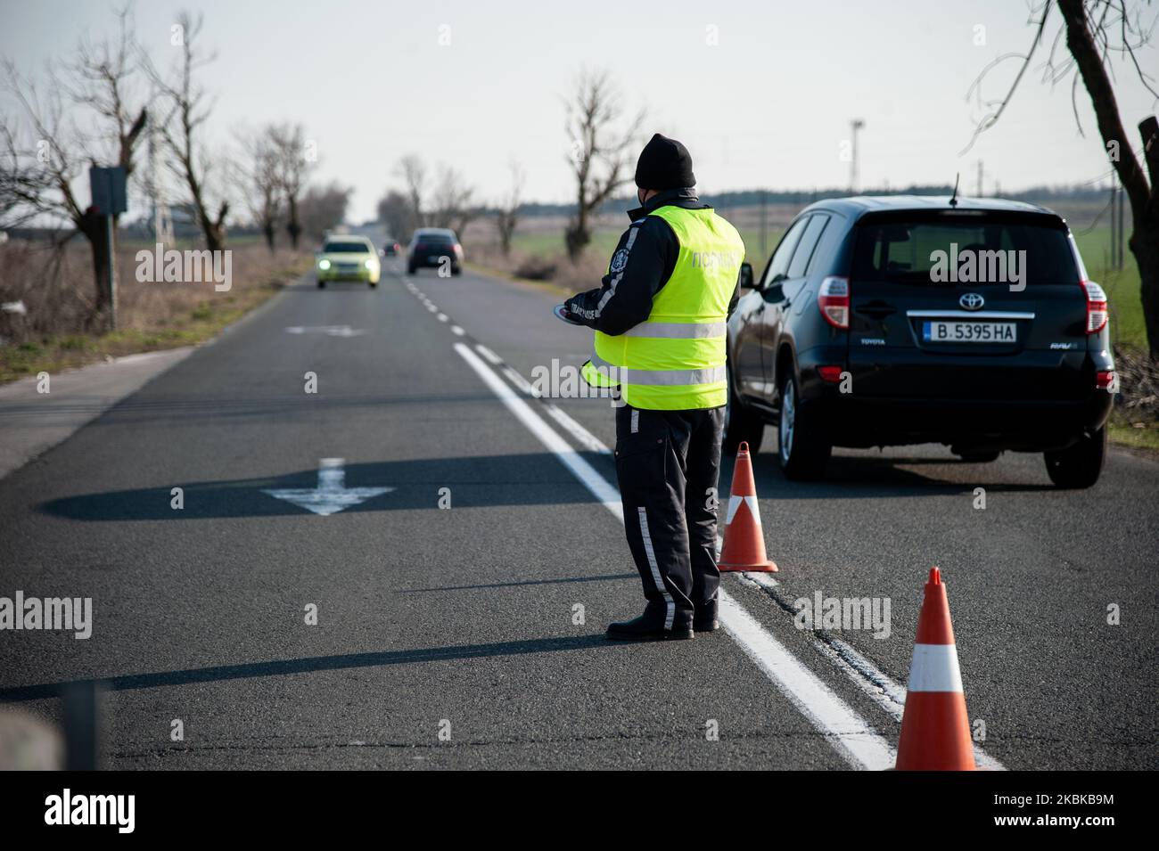 Les policiers munis de masques de protection vérifient les documents des passagers au point de contrôle de la sortie/entrée dans la ville bulgare de Varna, en Bulgarie, sur 21 mars 2020. Les mesures préventives visent à arrêter la propagation de la COVID-19 dans le pays. Le gouvernement bulgare force de nouvelles mesures restrictives et interdit aux citoyens de voyager dans tout le pays à moins qu'ils n'aient besoin d'aller au travail ou d'avoir une urgence médicale. Le ministère de la Santé a confirmé 163 cas de coronavirus en Bulgarie, avec au moins trois décès enregistrés. La mesure devrait se terminer sur 13 avril, qui est la dernière date du stat d'urgence Banque D'Images