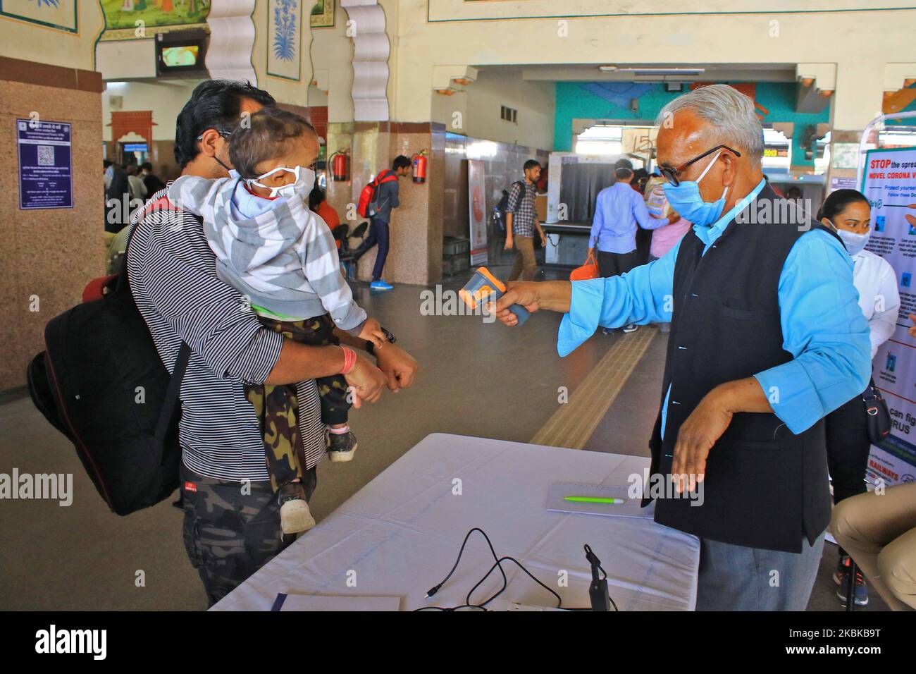 Les fonctionnaires pendant le dépistage du passager à la gare ferroviaire , à la suite du nouveau coronavirus mortel à Jaipur, Rajasthan, Inde, sur 21 mars 2020. (Photo de Vishal Bhatnagar/NurPhoto) Banque D'Images