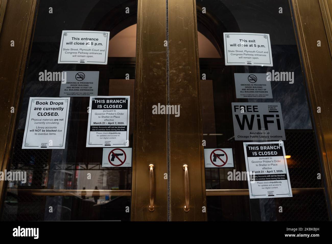 Des panneaux à l'extérieur du Harold Washington Library Centre, vu sur 21 mars 2020, annoncent que toutes les succursales de la bibliothèque publique de Chicago seront fermées jusqu'à 7 avril dans le cadre d'un ordre de séjour à la maison pour ralentir la propagation de COVID-19. (Photo de Max Herman/NurPhoto) Banque D'Images