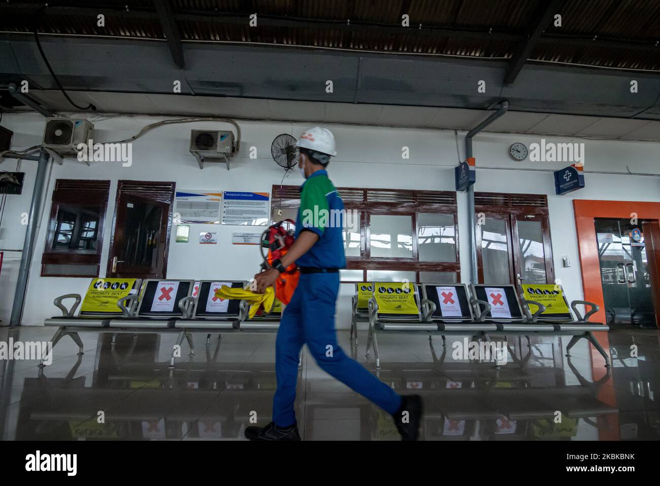 Un employé se présente devant le siège avec des signes de distanciation sociale à la gare de Lempuyangan à Yogyakarta, en Indonésie, sur 22 mars 2020, en raison des inquiétudes liées à l'épidémie de coronavirus COVID-19. Le gouvernement indonésien a recommandé que les gens se distancer des autres pour ralentir la propagation de la maladie du nouveau coronavirus. L'Indonésie a confirmé 38 décès, 450 cas positifs et 20 cas de coronavirus. (Photo de Rizqullah Hamiid/NurPhoto) Banque D'Images