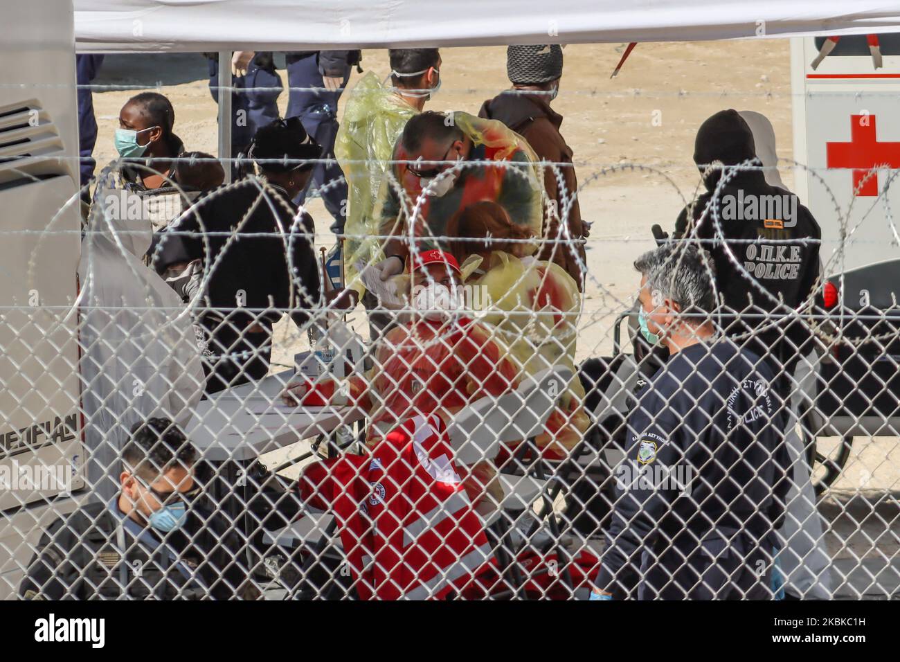 Nouveau camp de réfugiés et de migrants, installation temporaire avec tentes, en Grèce, dans la région de Kleidi près du village de Promehonas dans la région de Serres, aux frontières grec - bulgare, reçoit la première vague de personnes, demandeurs d'asile qui sont entrés en Grèce après le 1st mars 2020 où le pays a cessé d'accepter des demandes d'asile. Les nouveaux arrivants sont originaires des îles Lesvos, Samos et Chios et ont été transférés par ferry à Kavala, puis à Kleidi en bus afin des enregistrer, des photographier, des accueillir temporairement et ensuite des déporter vers leur pays d'origine comme l'Afghanistan, le Pakistan, le Bangladesh, les pays africains Banque D'Images