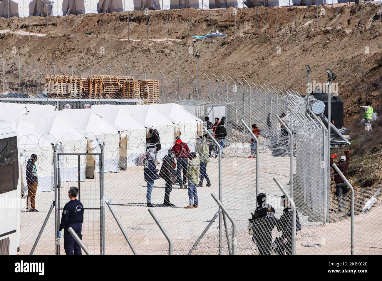 Les réfugiés et les migrants sont transférés dans leurs tentes. Nouveau camp de réfugiés et de migrants, installation temporaire avec tentes, en Grèce, dans la région de Kleidi près du village de Promehonas dans la région de Serres, aux frontières grec - bulgare, reçoit la première vague de personnes, demandeurs d'asile qui sont entrés en Grèce après le 1st mars 2020 où le pays a cessé d'accepter des demandes d'asile. Les nouveaux arrivants sont des îles Lesvos, Samos et Chios et ont été transférés par ferry à Kavala puis à Kleidi en bus afin des enregistrer, la photographie, l'hôte temporaire et ensuite déporter à eux de retour à leur pays de Banque D'Images