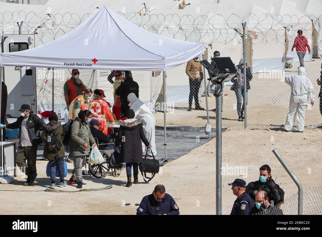 Nouveau camp de réfugiés et de migrants, installation temporaire avec tentes, en Grèce, dans la région de Kleidi près du village de Promehonas dans la région de Serres, aux frontières grec - bulgare, reçoit la première vague de personnes, demandeurs d'asile qui sont entrés en Grèce après le 1st mars 2020 où le pays a cessé d'accepter des demandes d'asile. Les nouveaux arrivants sont originaires des îles Lesvos, Samos et Chios et ont été transférés par ferry à Kavala, puis à Kleidi en bus afin des enregistrer, des photographier, des accueillir temporairement et ensuite des déporter vers leur pays d'origine comme l'Afghanistan, le Pakistan, le Bangladesh, les pays africains Banque D'Images