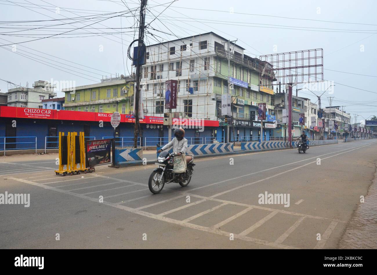 L'automobiliste se déplace dans une rue vide pendant le couvre-feu de Janta contre le covid-19 à Dimapur, dans l'État nord-est de Nagaland, en Inde, le dimanche 22 mars 2020. (Photo de Caisii Mao/NurPhoto) Banque D'Images