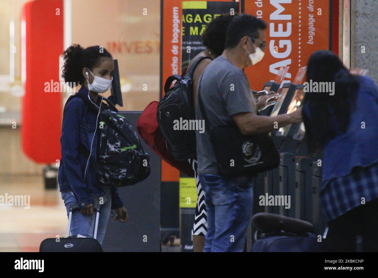 Passagers portant un masque à l'aéroport international Afonso Pena, situé à São José dos Pinhais, région métropolitaine de Curitiba / Paraná, au Brésil, sur 18 mars 2020. (Photo de Gabriel Machado/NurPhoto) Banque D'Images