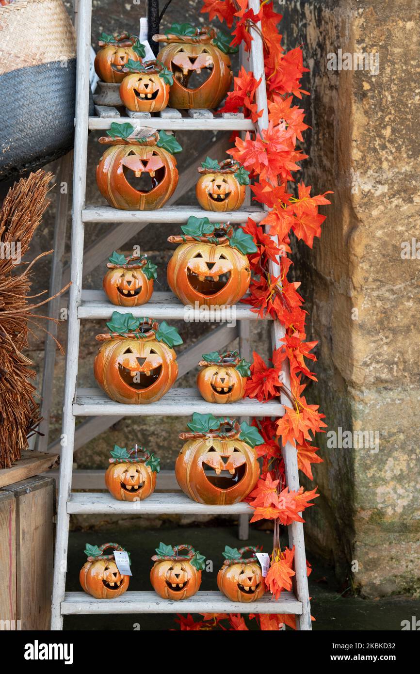 Quel que soit le temps boutique de cadeaux halloween exposition en automne à Broadway, Cotswolds, Worcestershire, Angleterre Banque D'Images
