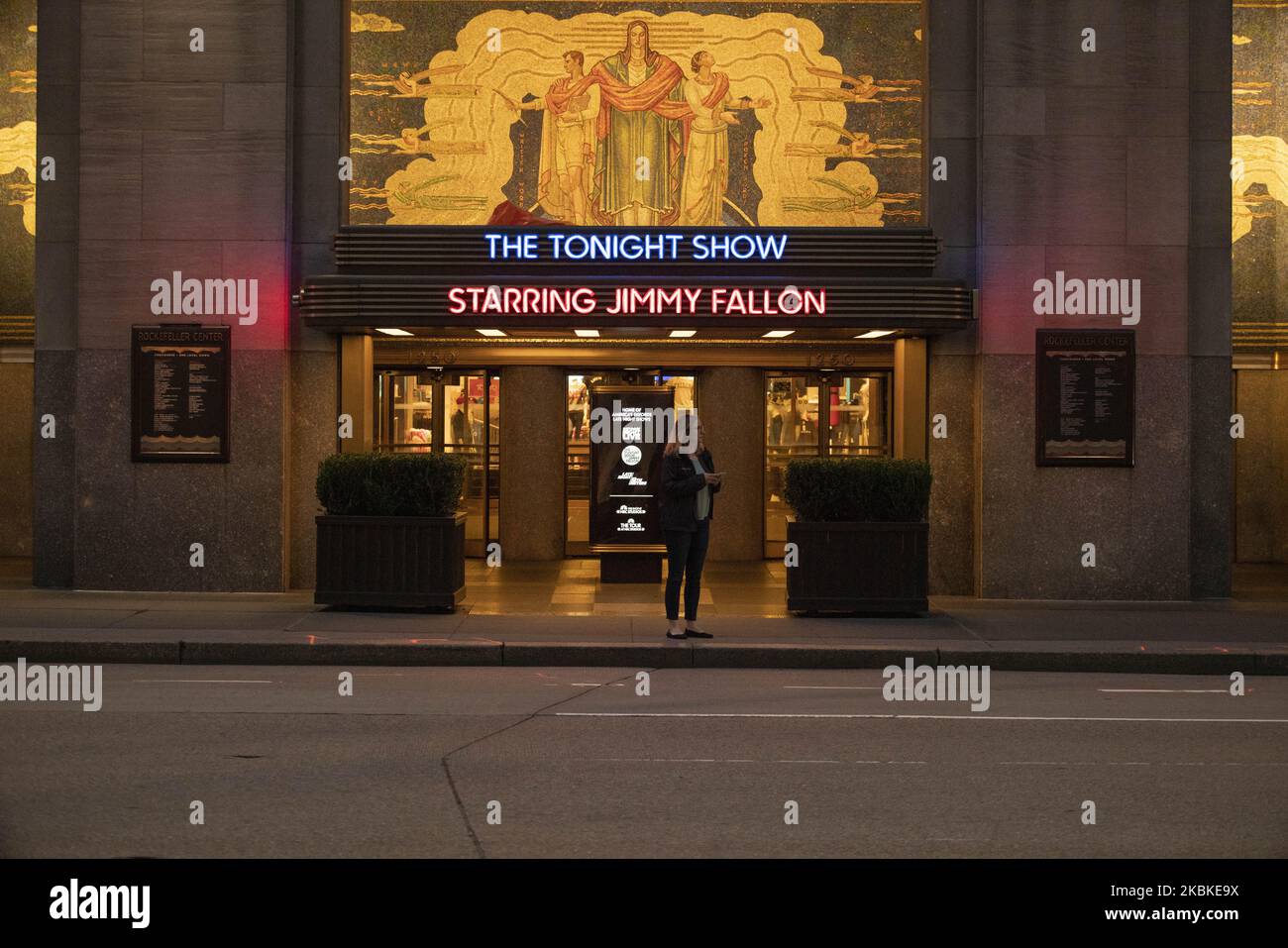 Une femme se tient à l'extérieur de l'entrée fermée du spectacle de ce soir le vendredi 2020 mars à New York, NY. La ville a officiellement annoncé la fermeture de toutes les entreprises non essentielles et a mis en place un ordre de verrouillage plus tôt dans la semaine. (Photo par Erin Lefevre/NurPhoto) Banque D'Images