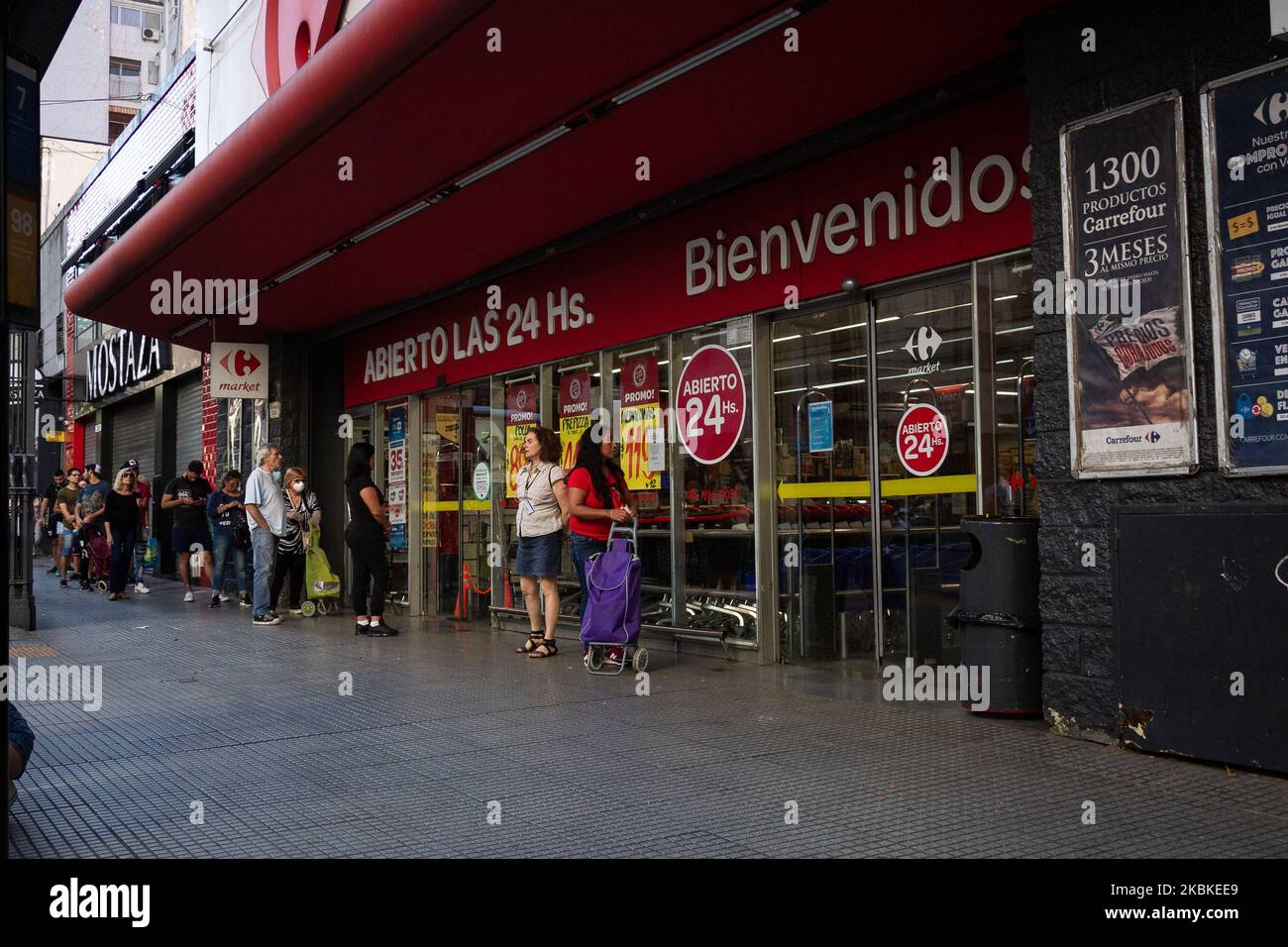 De longues files d'attente pour magasiner dans les supermarchés qui restent ouverts, à Buenos Aires, pendant le confinement « préventif et obligatoire » de la population en raison de l'épidémie pandémique du nouveau coronavirus, COVID-19. (Photo par Federico Rotter/NurPhoto) Banque D'Images