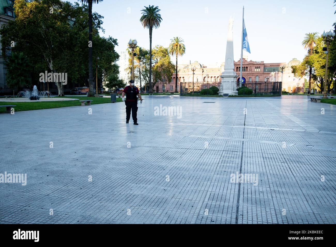 La Maison du gouvernement et la Plaza de Mayo semblent vides, à Buenos Aires, pendant le confinement « préventif et obligatoire » de la population en raison de la pandémie du nouveau coronavirus, COVID-19. (Photo par Federico Rotter/NurPhoto) Banque D'Images