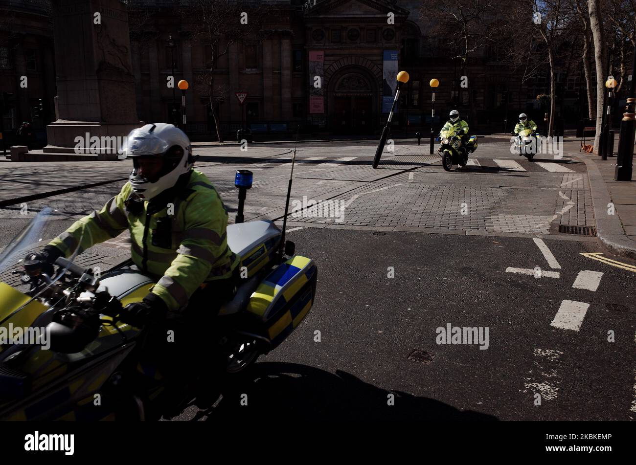 Des policiers en moto longent une place St Martin presque déserte, près de Trafalgar Square, à Londres, en Angleterre, sur 23 mars, 2020. Au Royaume-Uni, un total de 335 patients qui se sont avérés positifs pour le coronavirus Covid-19 sont maintenant décédés, le nombre total de tests positifs se trouvant ce matin à 6 650. (Photo de David Cliff/NurPhoto) Banque D'Images