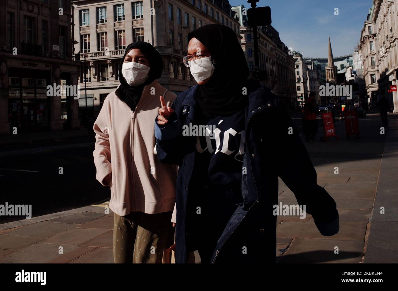 Une paire de femmes portant des masques se promo le long d'une rue Regent presque déserte à Londres, en Angleterre, sur 23 mars 2020. Au Royaume-Uni, un total de 335 patients qui se sont avérés positifs pour le coronavirus Covid-19 sont maintenant décédés, le nombre total de tests positifs se trouvant ce matin à 6 650. (Photo de David Cliff/NurPhoto) Banque D'Images