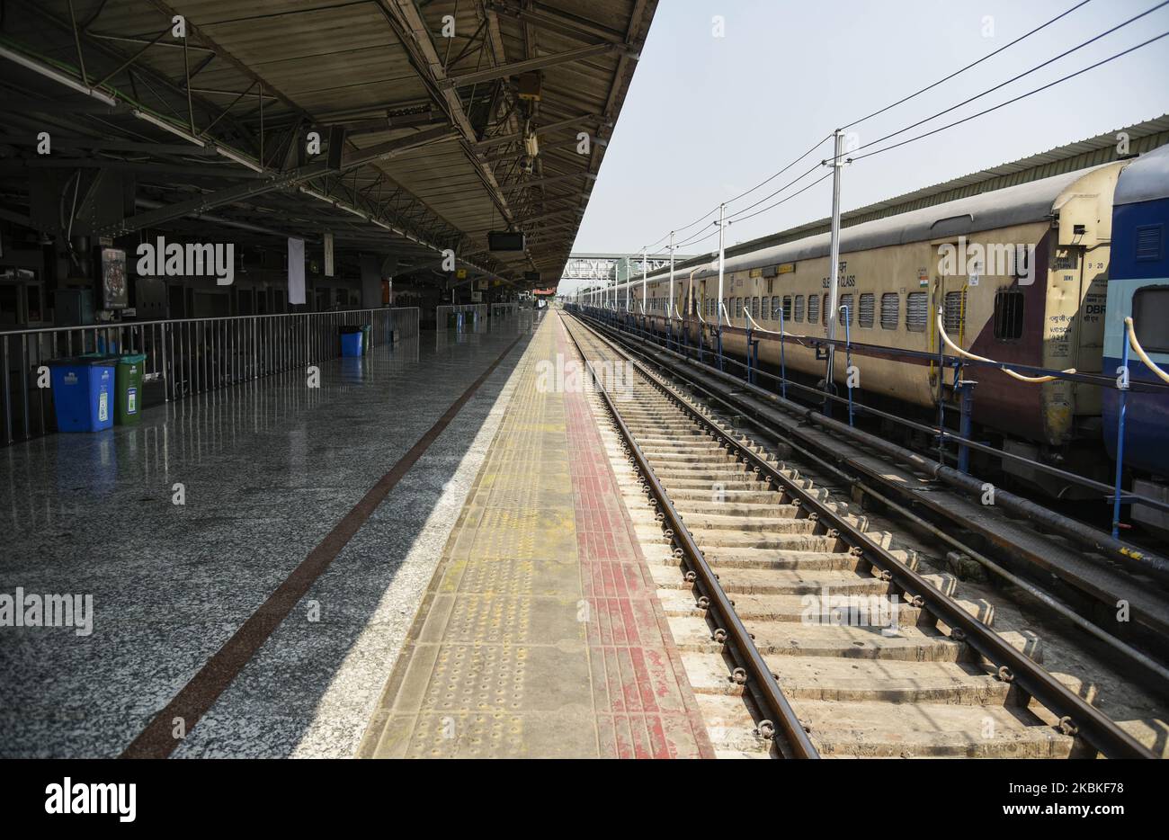 Gare de Guwahati déserte après son isolement dans le sillage de la pandémie du coronavirus, à Guwahati, Assam, Inde mardi, 24 mars, 2020. Les chemins de fer indiens ont suspendu tous les services aux passagers jusqu'à 31 mars et seuls les trains de marchandises circulent au cours de la période. La suspension comprend tous les services de trains de banlieue. (Photo de David Talukdar/NurPhoto) Banque D'Images