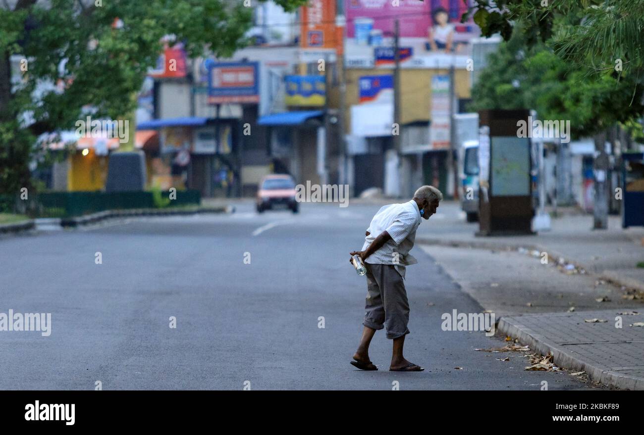 Un homme marche dans une rue vide à la recherche d'eau potable après l'imposition d'un couvre-feu national d'urgence à Colombo, Sri Lanka, le 24 mars 2020. Le gouvernement sri-lankais a déclaré le couvre-feu à l'échelle de l'île, tandis que les districts de Colombo, Kaluthara et Gampaha ont été identifiés comme ZONES À HAUT RISQUE pour l'éclosion du virus COVID-19 au Sri Lanka (24), le nombre total de cas confirmés de Covid-19 atteignant 102. (Photo de Thharaka Basnayaka/NurPhoto) Banque D'Images