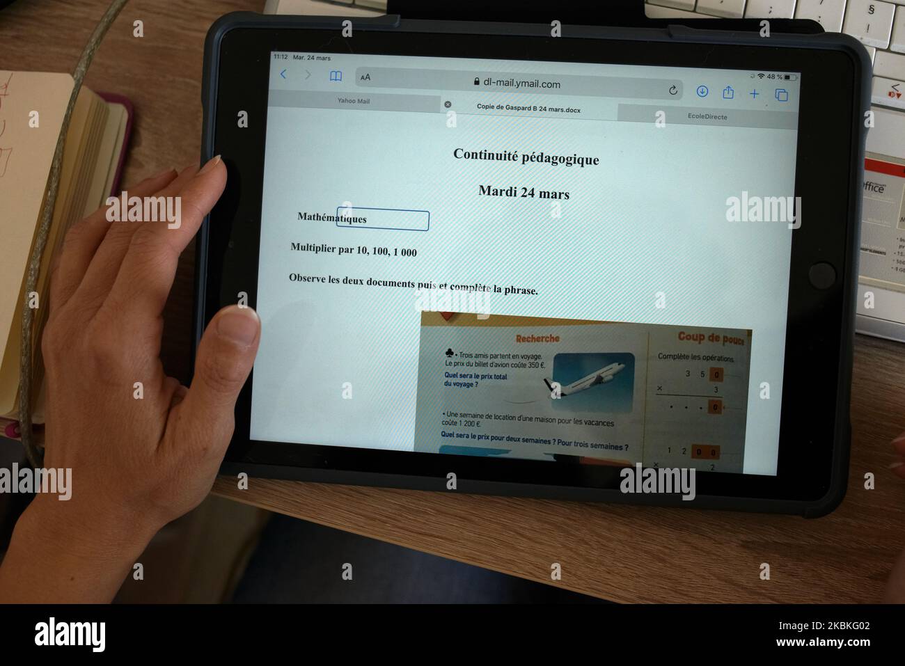 Une institutrice prépare des exercices pour ses élèves. Pour les 7th jours, les Français sont en confinement. Les écoles, les lycées et les universités sont fermés depuis 13 mars. Le ministre français de l'éducation Jean-Michel Blanquerdit aux enseignants de donner des cours en ligne. Les parents et les enfants doivent interagir pour travailler ensemble et pour que les enfants puissent faire leur travail à domicile et recevoir des cours en ligne. Ils utilisent la vidéoconférence et l'apprentissage en ligne. Toulouse. France. 24 mars 2020. (Photo d'Alain Pitton/NurPhoto) Banque D'Images