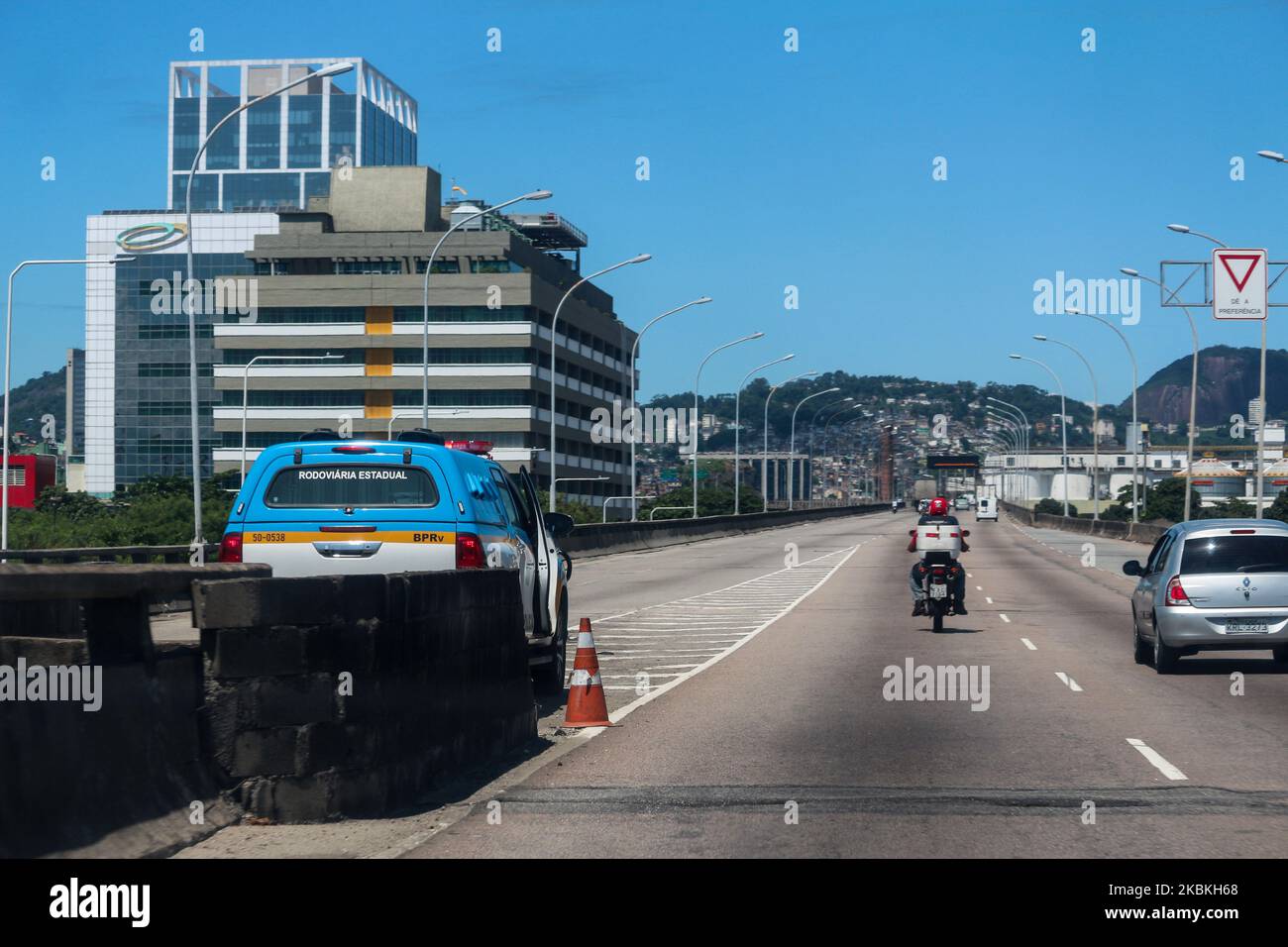 Vue sur l'Avenida Brasil, l'une des principales voies de circulation des véhicules à Rio de Janeiro, au Brésil, sur 25 mars 2020, avec une circulation réduite en raison des restrictions causées par la fermeture décrétée par le gouvernement en raison de la pandémie du coronavirus Covid-19. Habituellement, la région concentre des milliers de véhicules chaque jour et les embouteillages sont fréquents. (Photo de Luiz Souza/NurPhoto) Banque D'Images