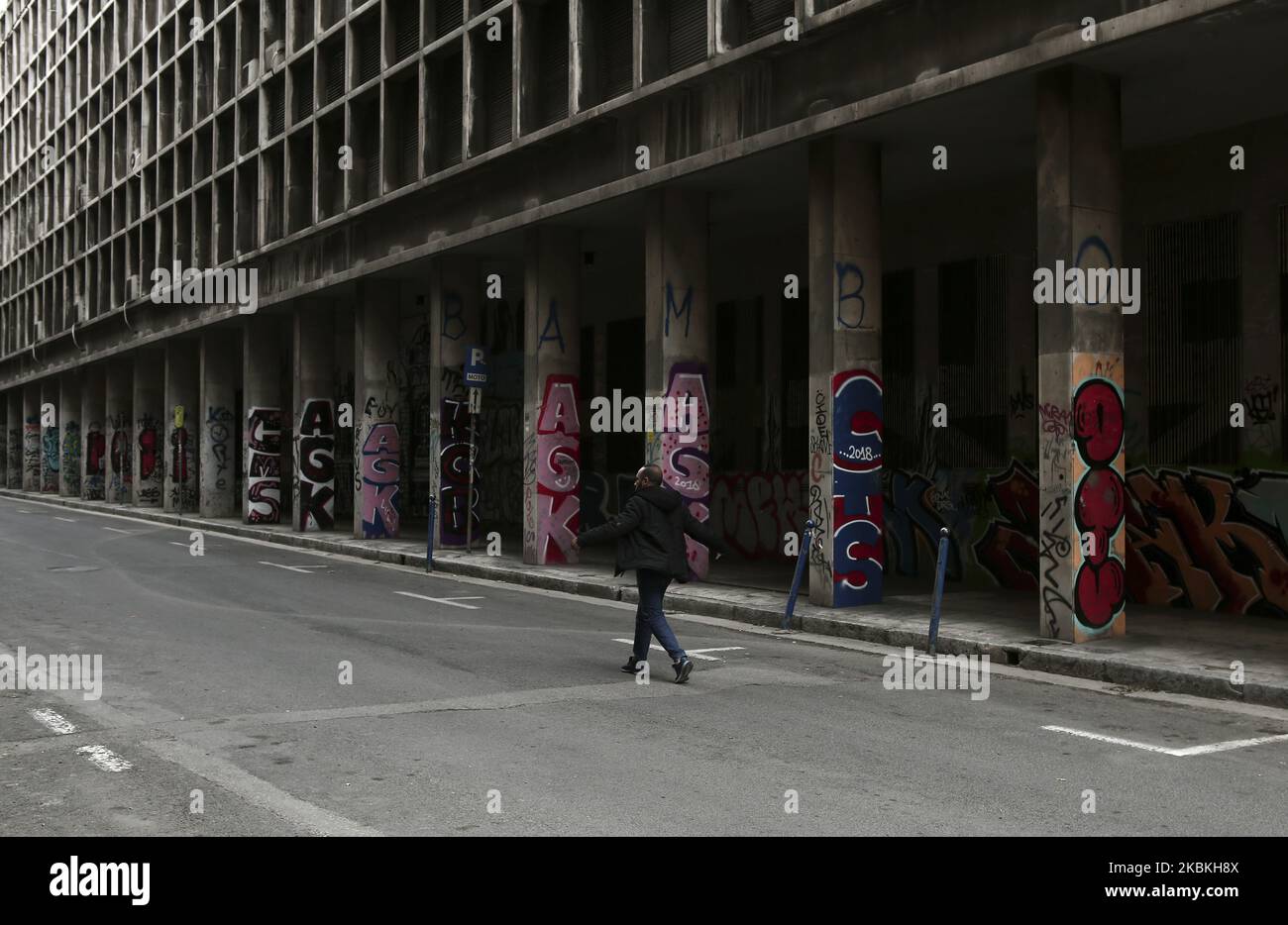 Les gens marchent dans les rues vides du centre d'Athènes après un ordre national de verrouillage par le gouvernement grec pour arrêter la propagation du coronavirus, sur 25 mars 2020. Selon l'État grec, le nombre total d'infections à coronavirus en Grèce a atteint 743 et 20 décès. (Photo de Panayotis Tzamaros/NurPhoto) Banque D'Images