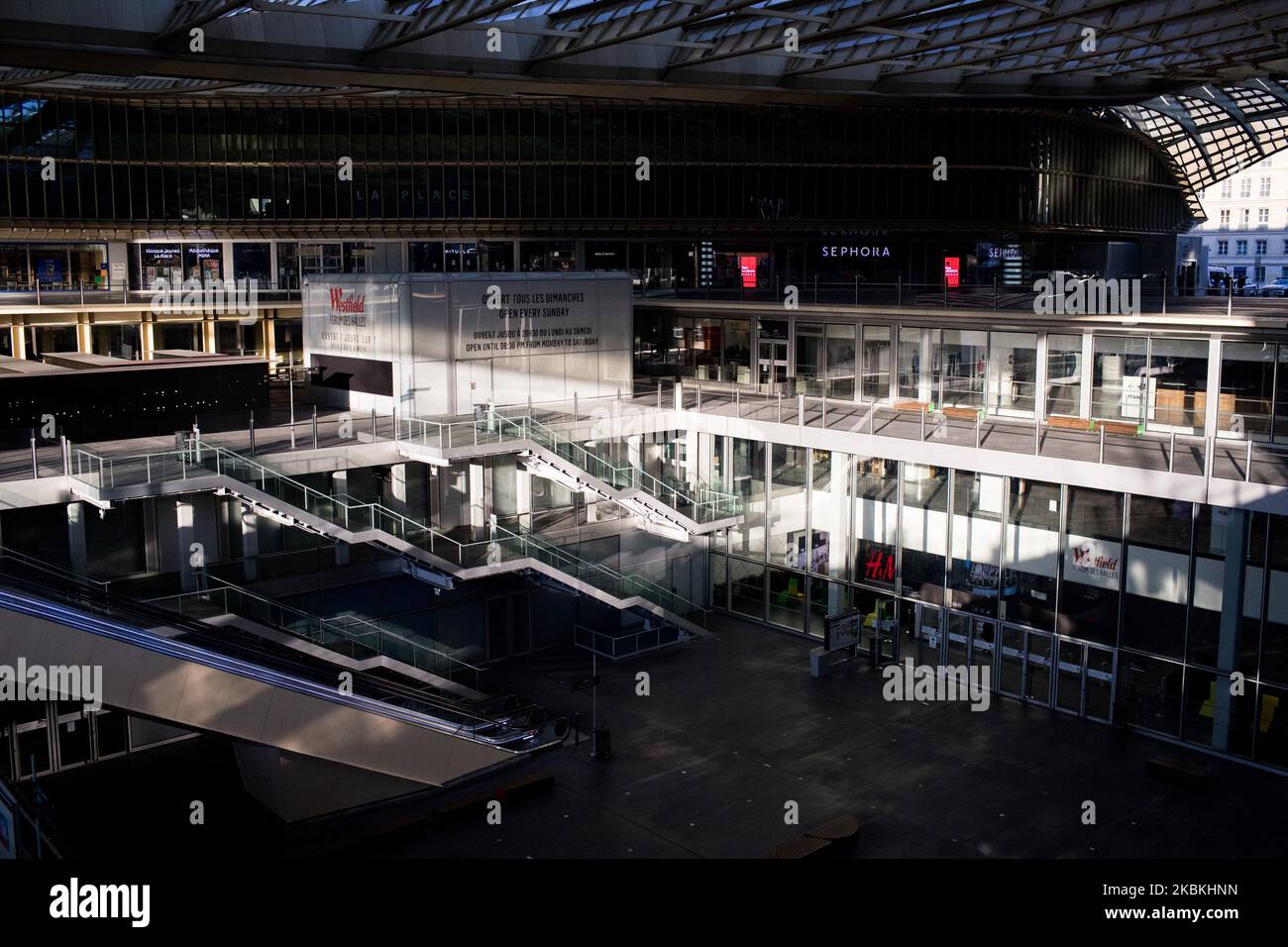 Le centre commercial les Halles est fermé et vide dans le cadre d'un confinement national suite à l'épidémie de virus corona à 25 mars 2020, à Paris, en France. (Photo par Emeric Fohlen/NurPhoto) Banque D'Images