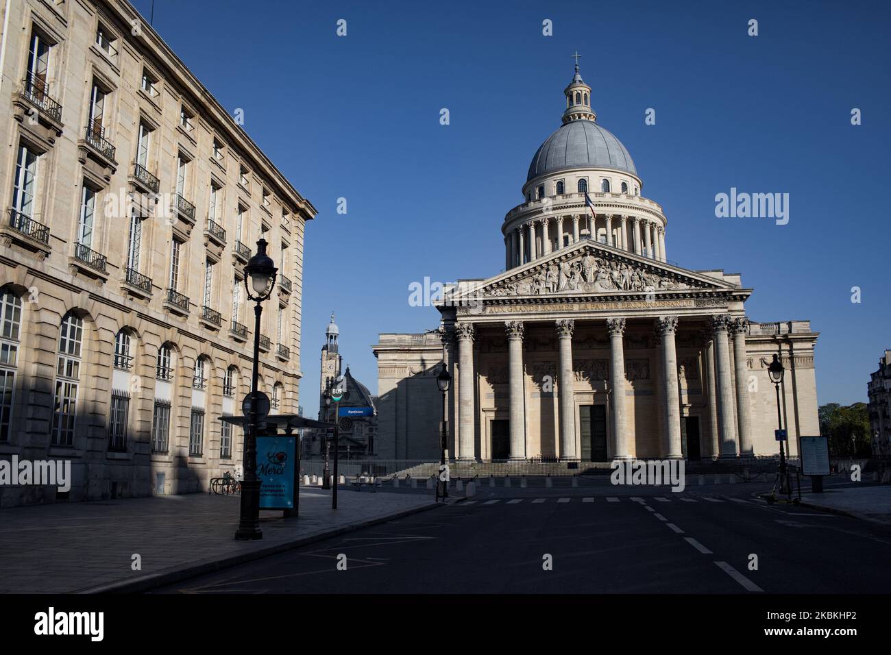 La place du panthéon est vide dans le contexte de l'endiguement national suite à l'épidémie de virus corona à 25 mars 2020 à Paris, en France. (Photo par Emeric Fohlen/NurPhoto) Banque D'Images