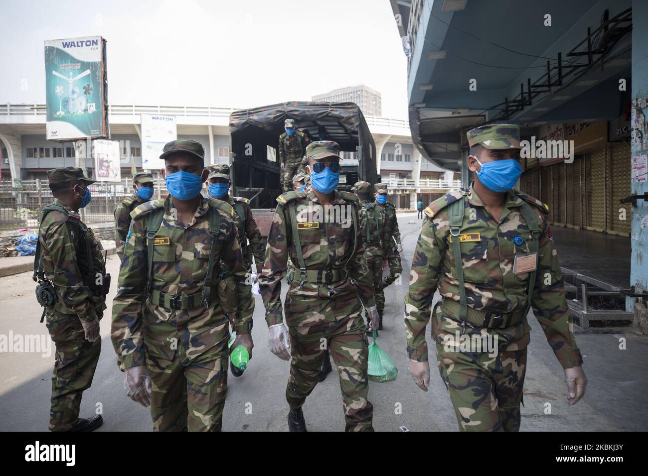 Région de l'armée du Bangladesh descendre d'un camion d'armée pour entrer dans un camp de fortune dans le stade national de Bangabandhu à Dhaka sur 26 mars 2020. (Photo d'Ahmed Salahuddin/NurPhoto) Banque D'Images