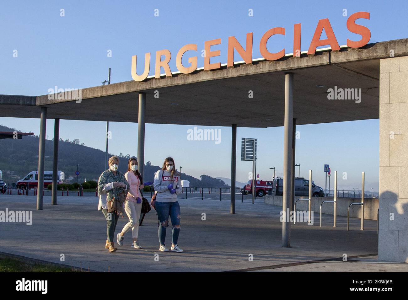 Une mère et ses deux filles quittent la salle d'urgence de l'hôpital universitaire central d'Oviedo après avoir effectué le test du coronavirus, à Norena, dans les Asturies, en Espagne, sur 24 mars, 2020. L'Espagne traverse les plus hauts niveaux d'infection. Des tests ont commencé à arriver pour détecter le virus et, au moment où il est appliqué aux personnes qui peuvent avoir l'un des symptômes. (Photo d'Alvaro Fuente/NurPhoto) Banque D'Images