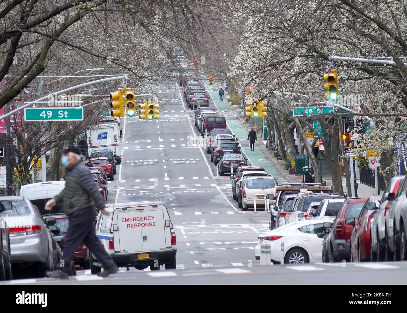 Une voiture d'intervention d'urgence et des rues sont presque vides en raison de l'épidémie de COVID-19 à Sunnyside, Queens, New York, sur 25 mars 2020. (Photo de Selcuk Acar/NurPhoto) Banque D'Images Une voiture d'intervention d'urgence et des rues sont presque vides en raison de l'épidémie de COVID-19 à Sunnyside, Queens, New York, sur 25 mars 2020. (Photo de Selcuk Acar/NurPhoto) Banque D'Images