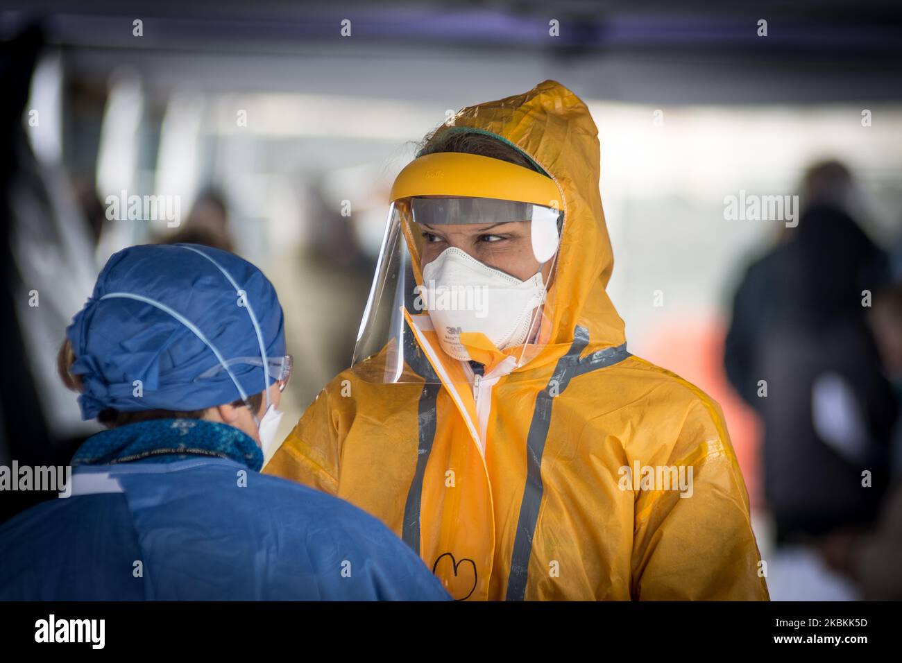 L'employé de l'hôpital portant un masque et un équipement de protection ...