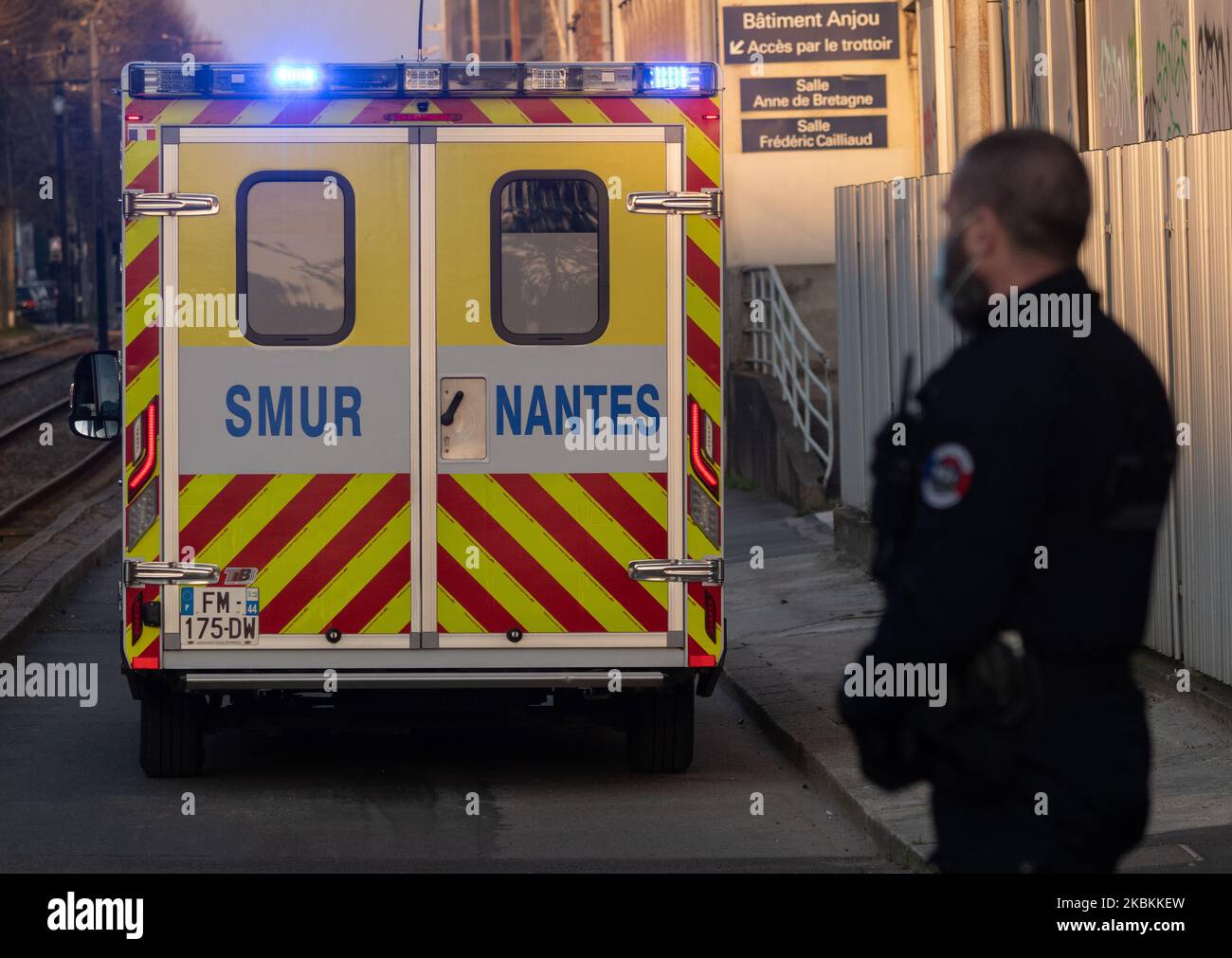 Samu ambulances prenant soin d'un des 20 patients de la région du Grand-est souffrant du coronavirus / Covid-19 transféré dans la région pays-de-la-Loire par la santé TGV sur 26 mars 2020 à Nantes, France. (Photo par Estelle Ruiz/NurPhoto) Banque D'Images