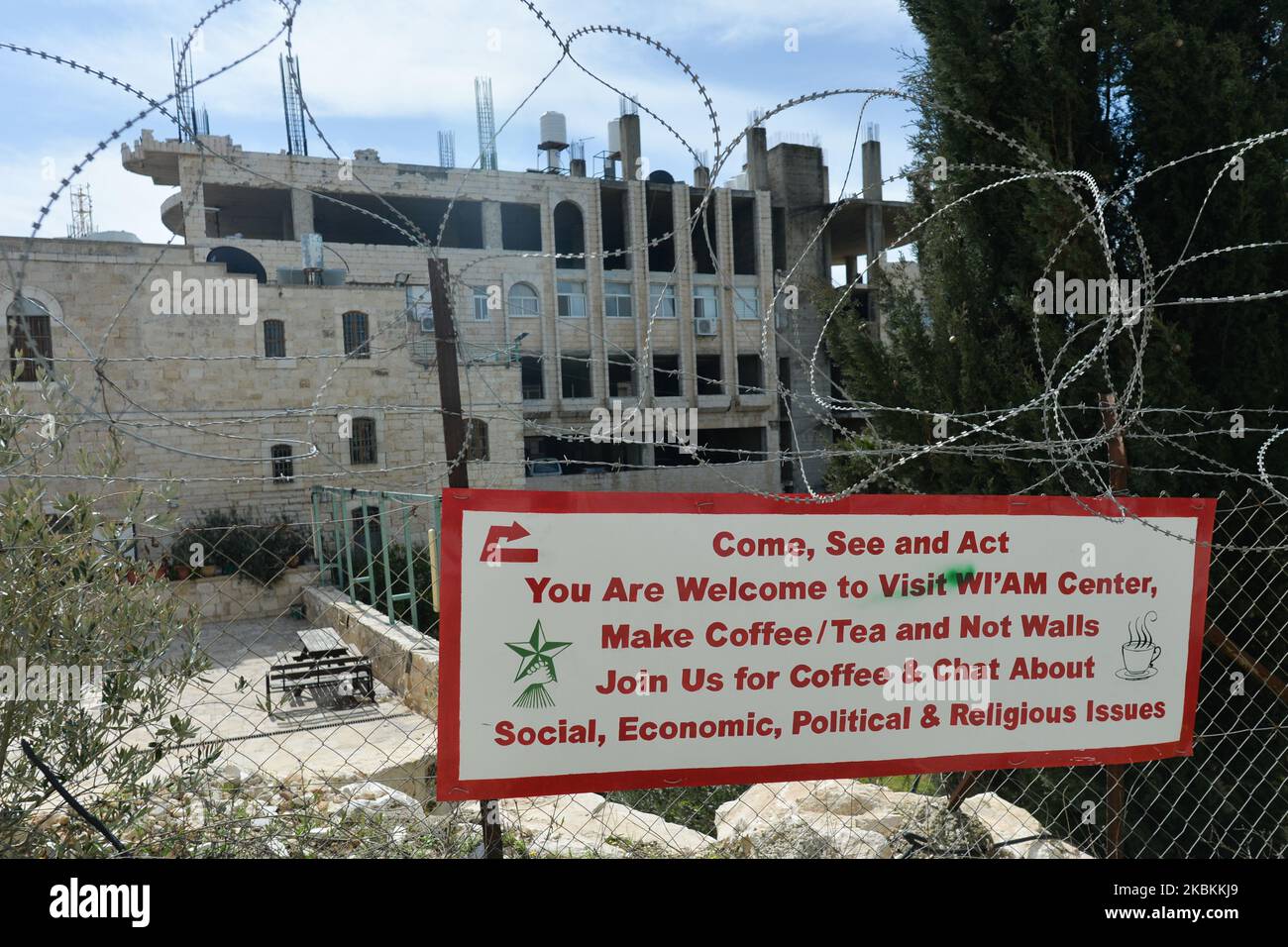 Vue sur WI'AM - Centre palestinien de résolution des conflits situé juste à côté de la fresque avec des peintures politiques et sociales et des graffitis à Bethléem. Jeudi, 5 mars 2020, à Bethléem, Palestine (photo d'Artur Widak/NurPhoto) Banque D'Images