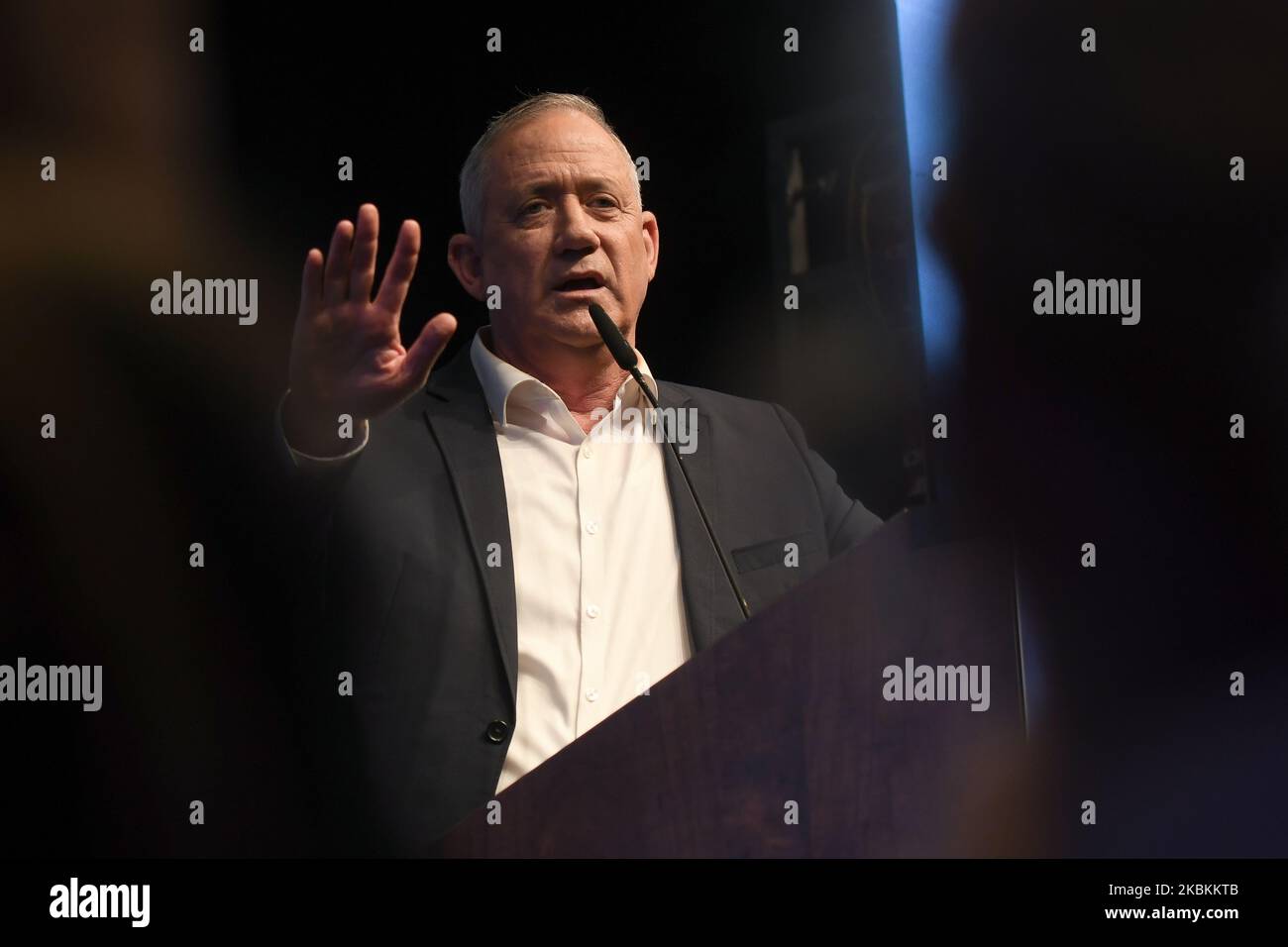 Une image de dossier de Benny Gantz prise pendant sa campagne électorale sur 25 février, à Ramat Gan. Le principal rival du Premier ministre israélien Benjamin Netanyahou a accepté de rejoindre un gouvernement d'unité, mettant ainsi fin à une année d'impasse politique. Jeudi, 26 mars 2020, à Cracovie, en Pologne. (Photo par Artur Widak/NurPhoto) Banque D'Images