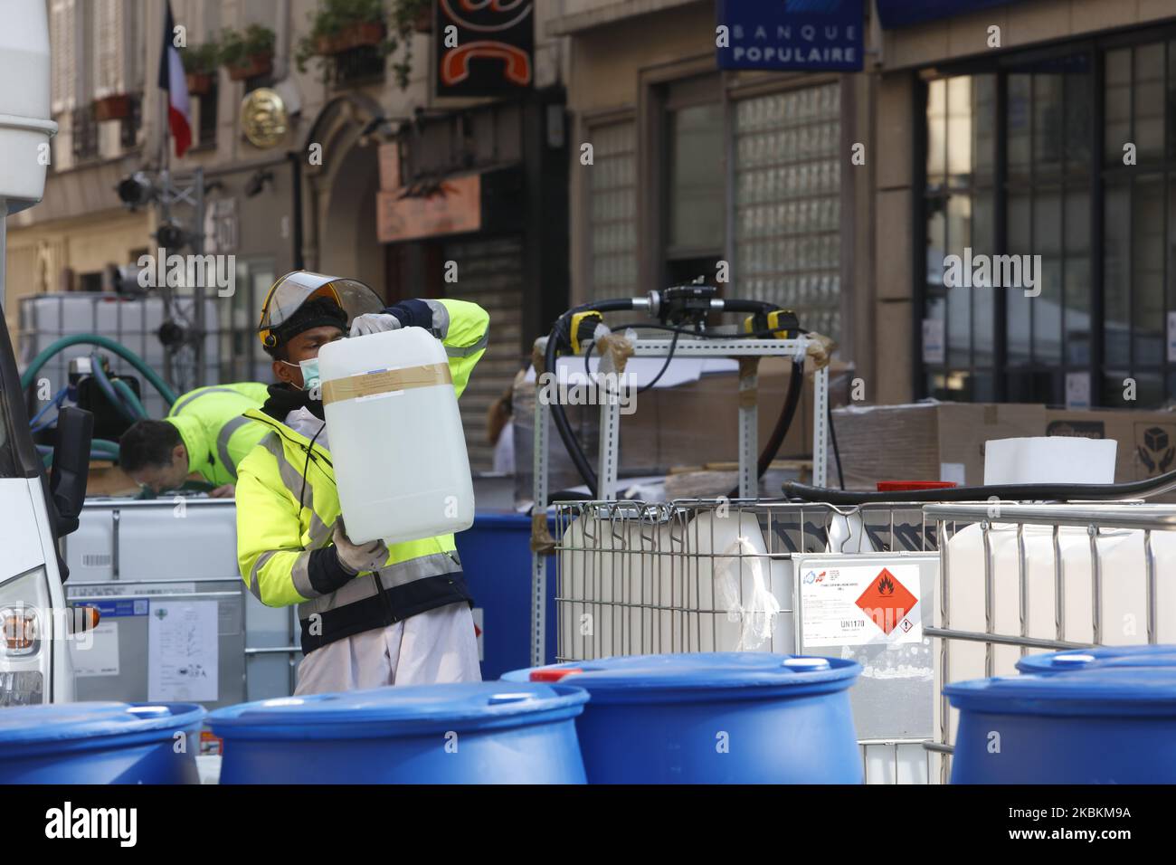 Les employés travaillent à l'extérieur d'une usine de solution désinfectante pour les mains installée par une pharmacie du 6th arrondissement de Paris, sur 27 mars 2020, afin de fournir une quantité importante de gel hydroalcoolique aux professionnels de la santé, pendant un confinement dans un pays visant à freiner la propagation du COVID-19, (nouveau coronavirus) En France. (Photo de Mehdi Taamallah/NurPhoto) Banque D'Images